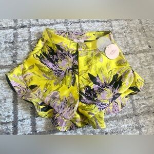 New with tags Camila Coelho yellow floral Corelida shorts w ruffles size XXS